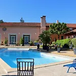 לינה וארוחת בוקר La Casa Color 3*