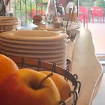 לינה וארוחת בוקר La Casa Color Lamagdelaine