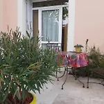 לינה וארוחת בוקר La Casa Color 3*