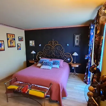 לינה וארוחת בוקר La Casa Color Lamagdelaine